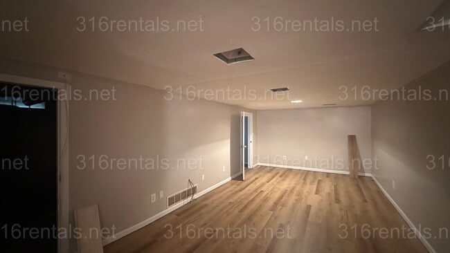 Primary Photo - $1195 - 2 bed 1 bath w/ BONUS room and bas...