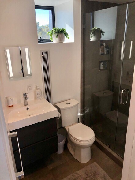 Building Photo - 1282 S Cloverdale Ave