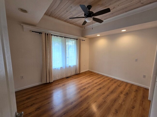 Building Photo - Cute 2 Bedroom House with Lovely Pond and Wooded View