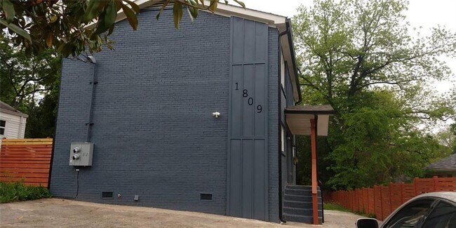 Building Photo - 1809 Vesta Ave