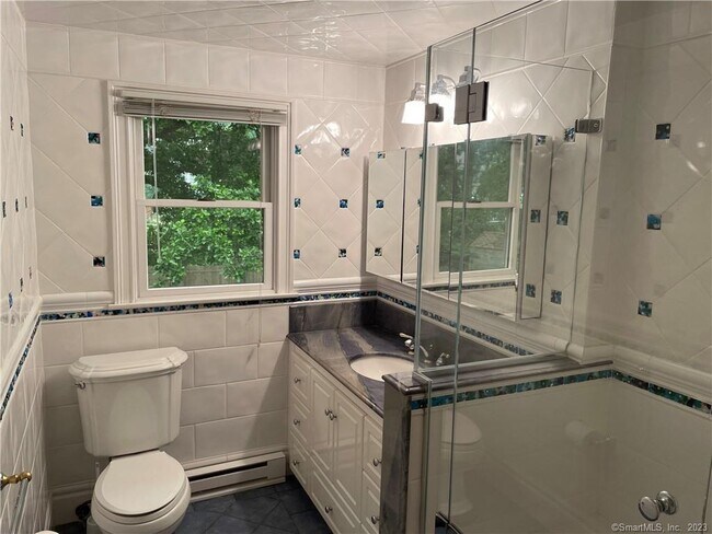 Building Photo - 98 Soundview Dr