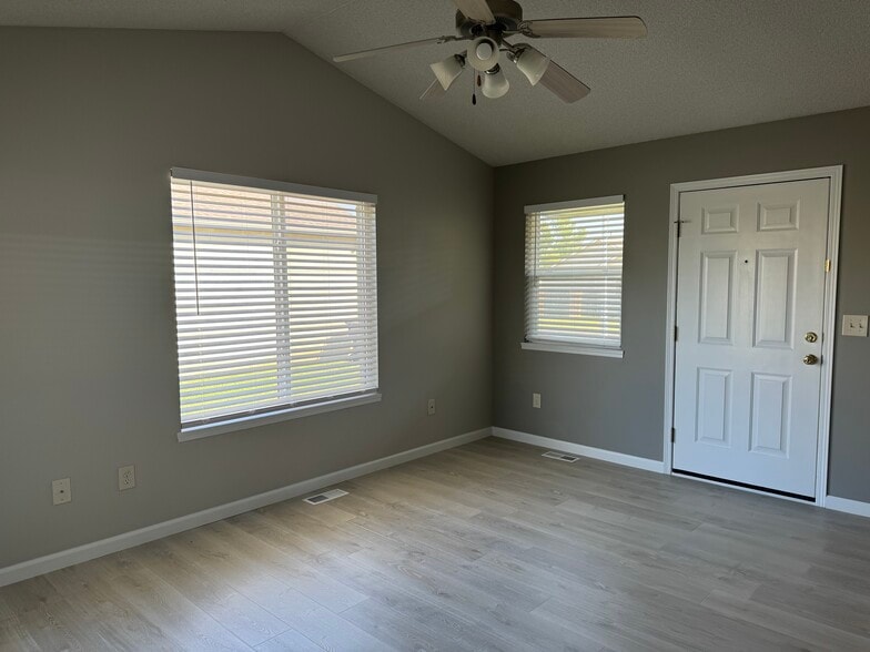 Building Photo - 3335 N Governeour Cir