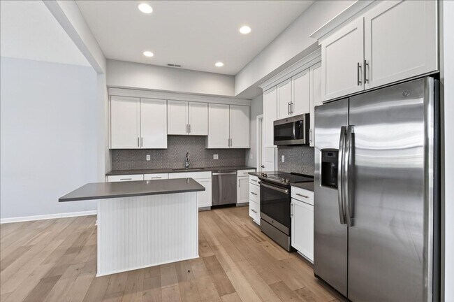 Building Photo - 7147 Governor's Row - $2,550/mo.