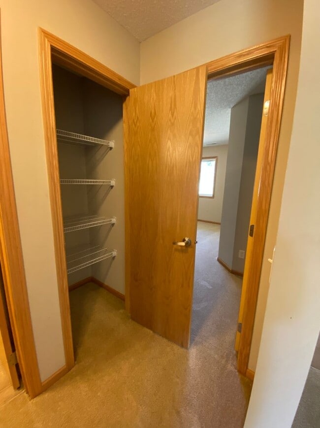 Building Photo - 2 Bedroom Townhome