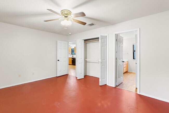 Building Photo - Eclectic 3 Bedroom, 2 Bathroom Home - 2 Car Garage - Fenced Yard and More!