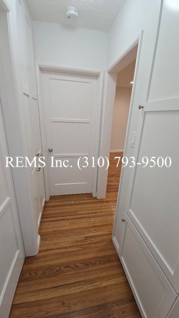 Building Photo - Bright and Renovated Upstairs Apartment w/ Laundry & Parking