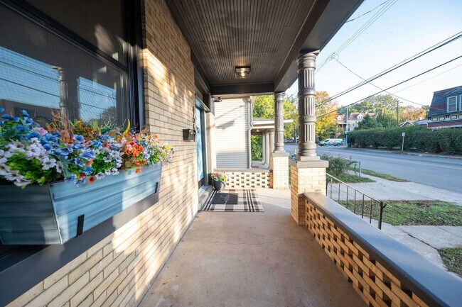 Building Photo - 4667 Hamilton Ave