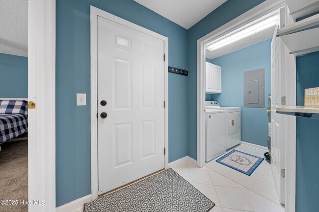 Building Photo - 3350 Club Villas Dr