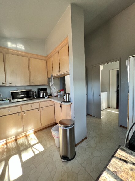 Building Photo - 943 E Duane Ave