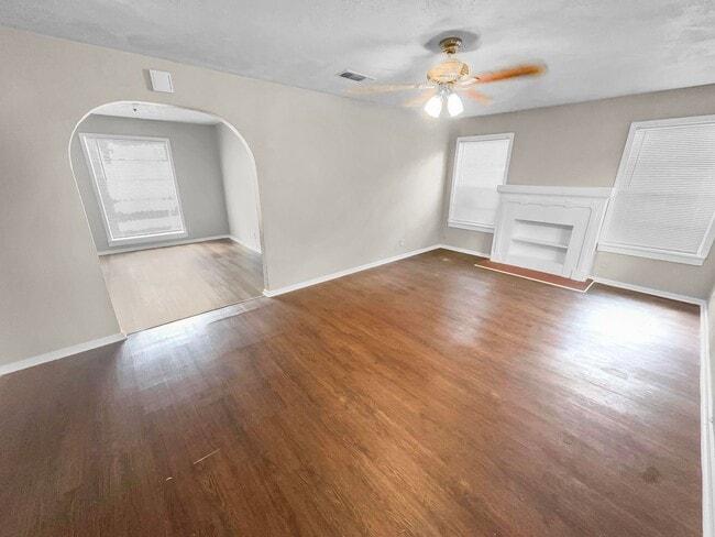 Building Photo - Ridglea West Home with Hardwood Floors & F...