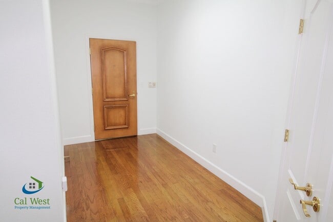 Building Photo - $5,295 - Elegant 3br / 2ba Condo in 55+ Lo...
