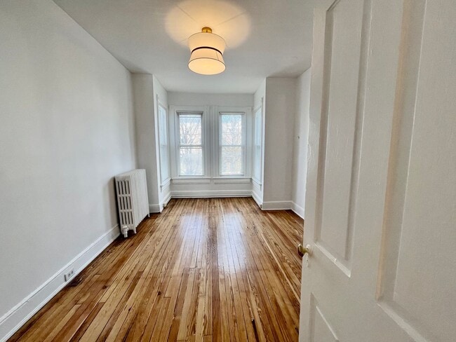 Building Photo - H Street Corridor|3 bd 1 bth Row House|High Ceilings, Bright, 1800sqft