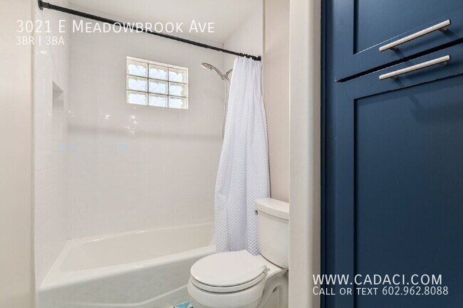 Building Photo - 3021 E Meadowbrook Ave