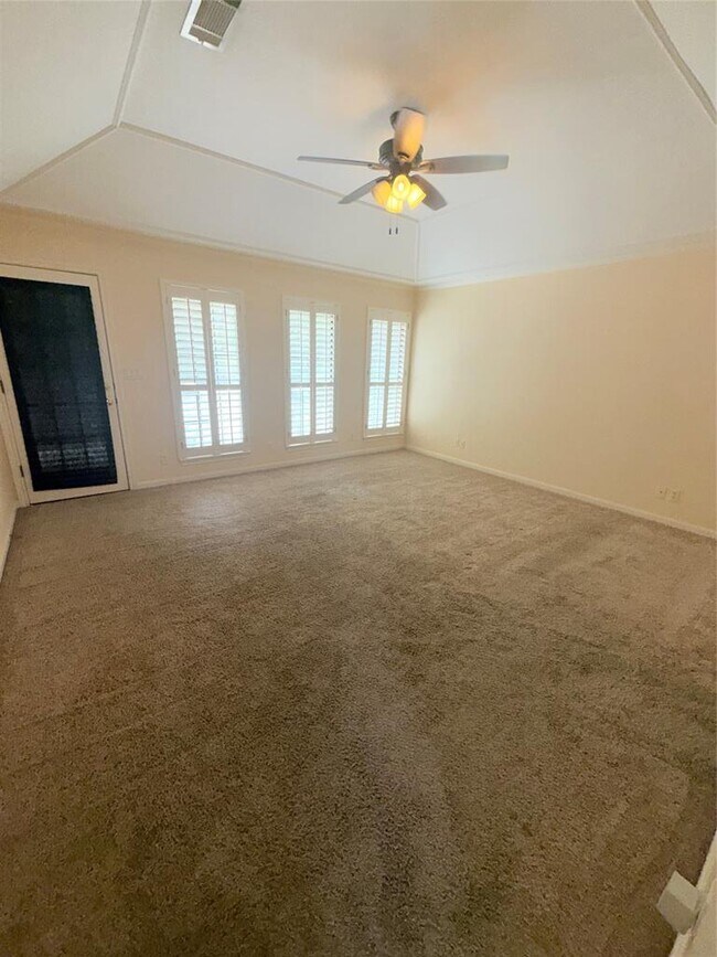 Building Photo - 611 Rolling Green Dr