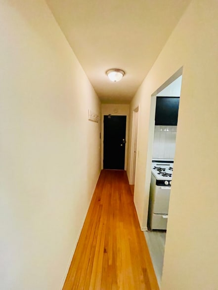 Building Photo - 535 W Briar Pl