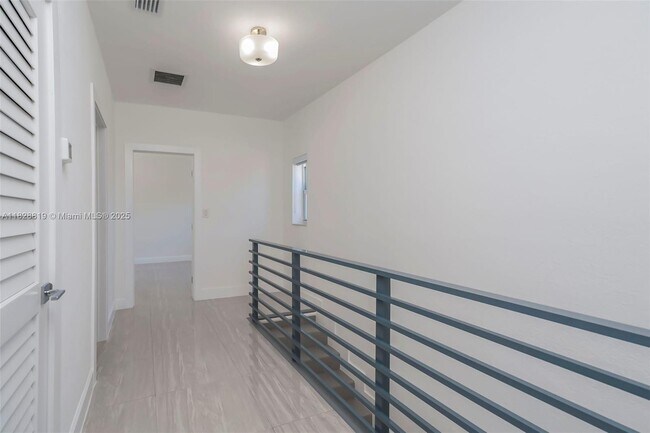 Building Photo - 590 SW 23rd Ave