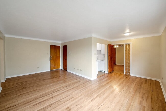 Building Photo - Large two Bed / One bath condo in great Art deco building near Washington park.
