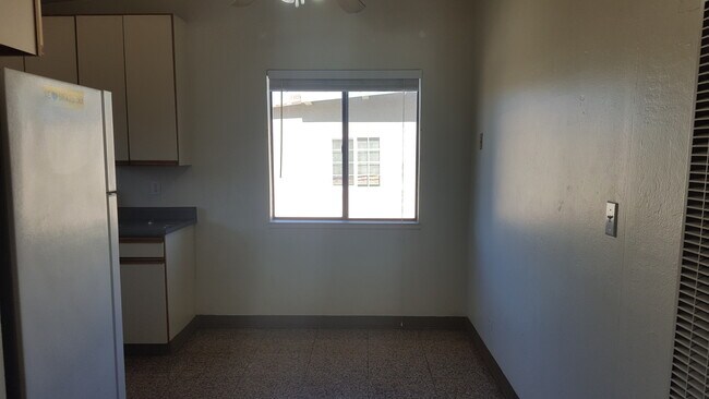 Building Photo - 2 bed/1 bath in fourplex. Hardwood floor, balcony, and A/C!