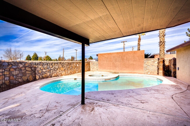 Building Photo - 5572 Fernwood Cir