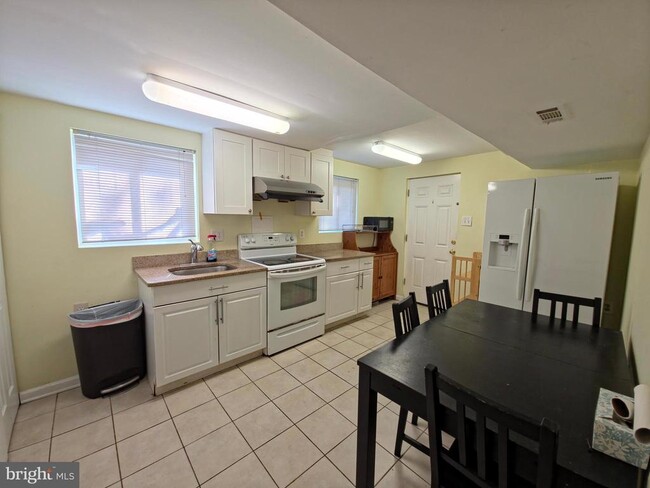 Building Photo - 200 Hardy Pl