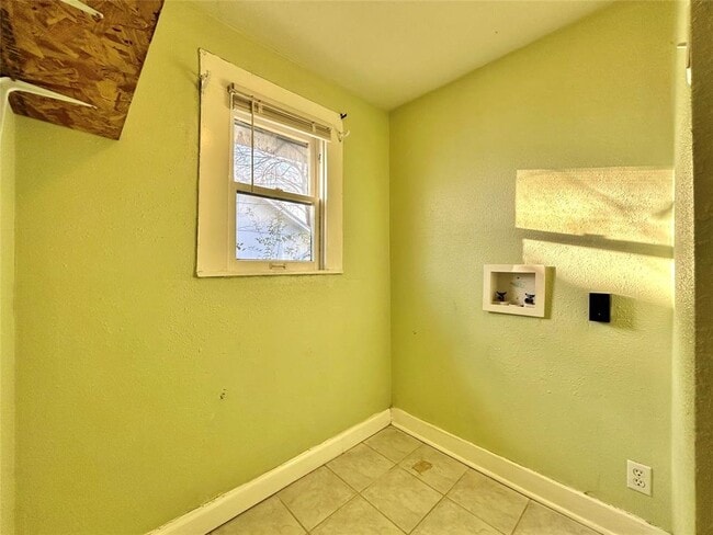 Building Photo - 1112 W 3rd St