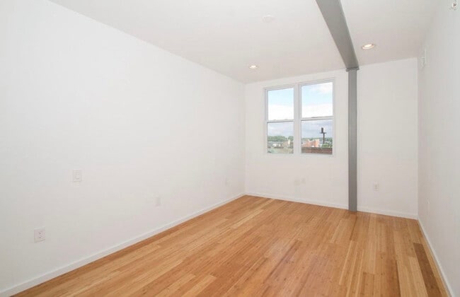 Building Photo - 534 E Girard Ave