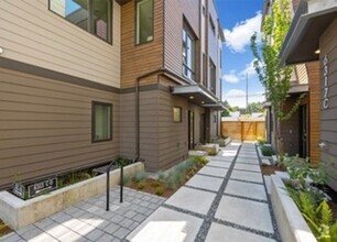 Building Photo - Greenlake 2bed / 2bath Townhouse
