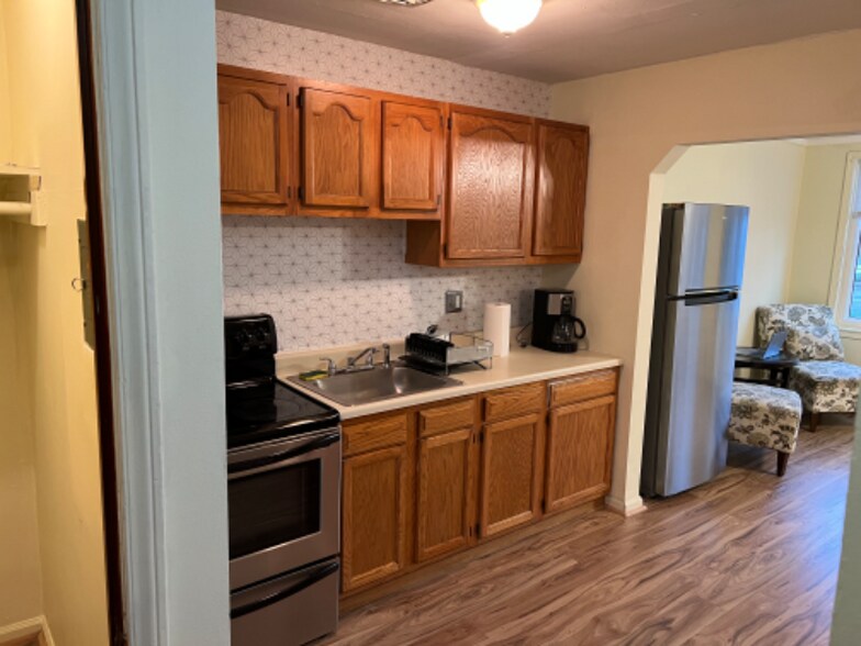 Building Photo - 1678 Fort St