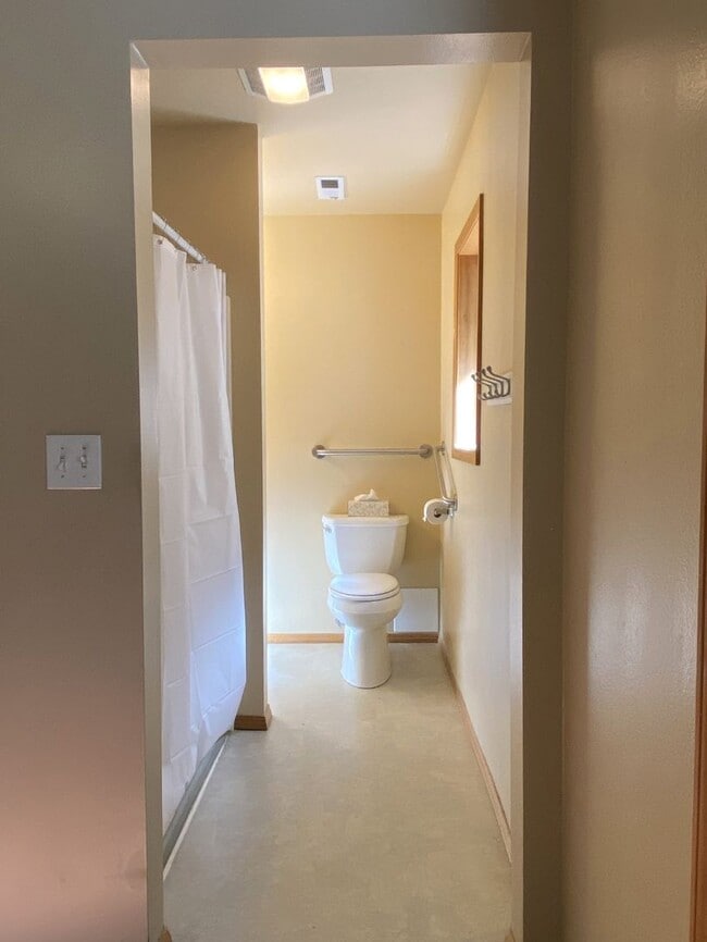 Building Photo - Single-Level Simplicity
