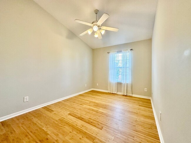 Building Photo - Welcome Home! Rare 3 Bedroom 2.5 Bath Town...