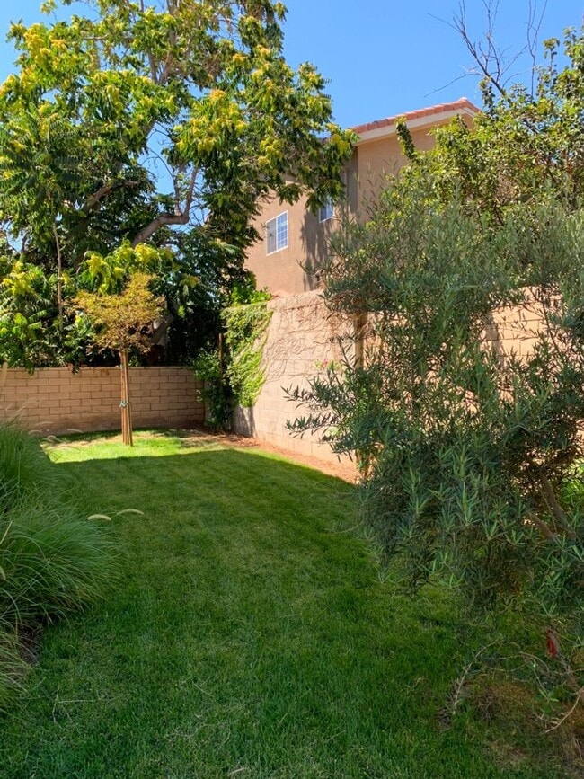 Building Photo - Upgraded 4+3.5 in Sylmar w/backyard + garage!