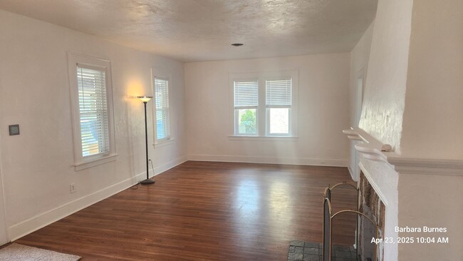 Building Photo - 3 bedroom 2 bath
