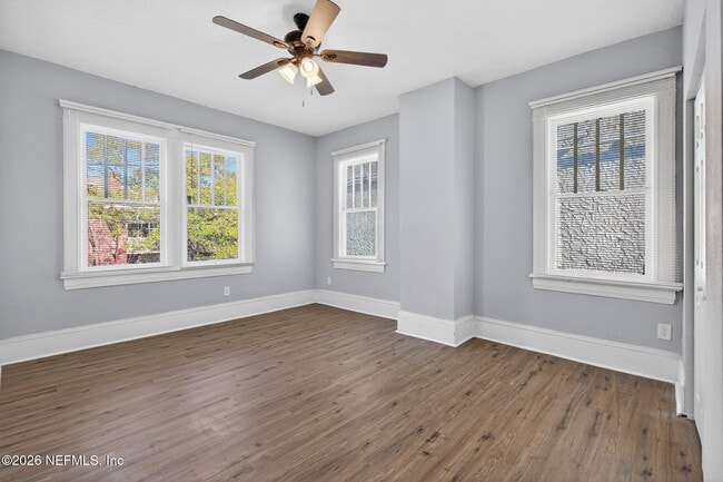 Building Photo - 310 W 10th St