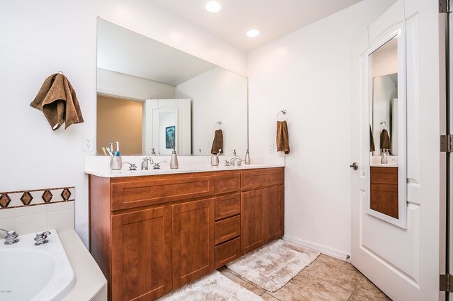 Building Photo - 17 W Vernon Ave