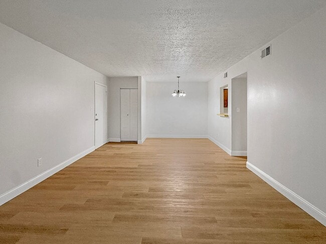 Building Photo - Evansville, Indiana*** 2 Bed 2 Bath $1119....