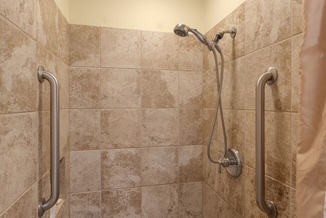 Building Photo - Reese's Retreat!!  2 BR + Den/2.5 BA White...