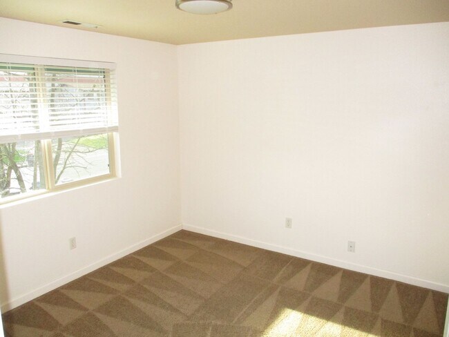 Building Photo - 120-1