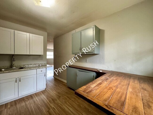 Building Photo - 708 W 47th St