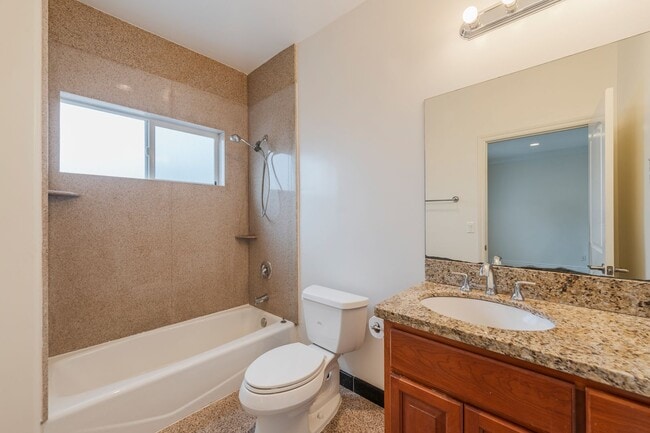 Building Photo - Spacious and Quiet Hawthorne Home!