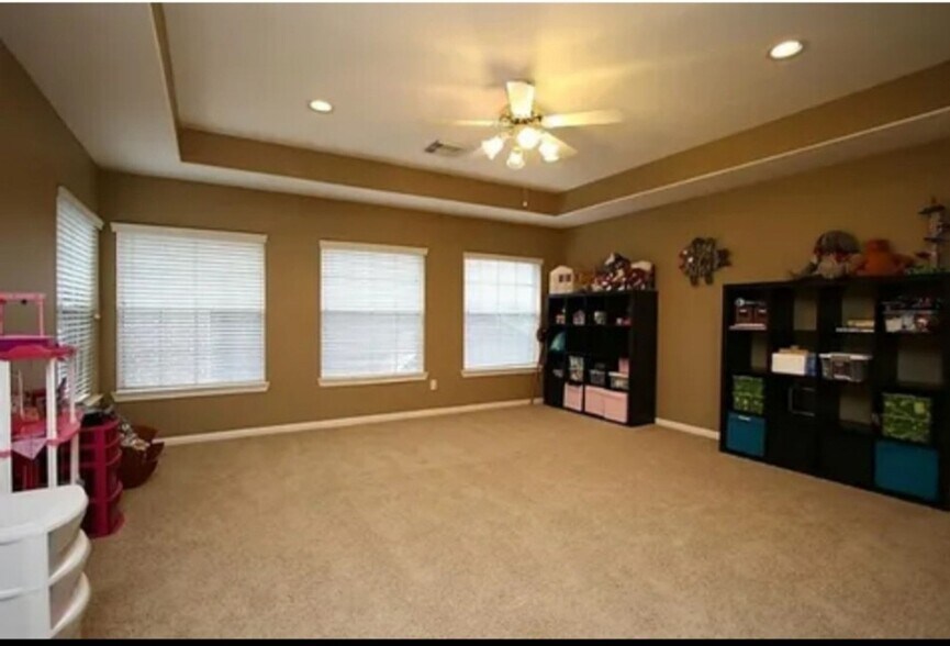 Building Photo - 5714 Sunset Oak
