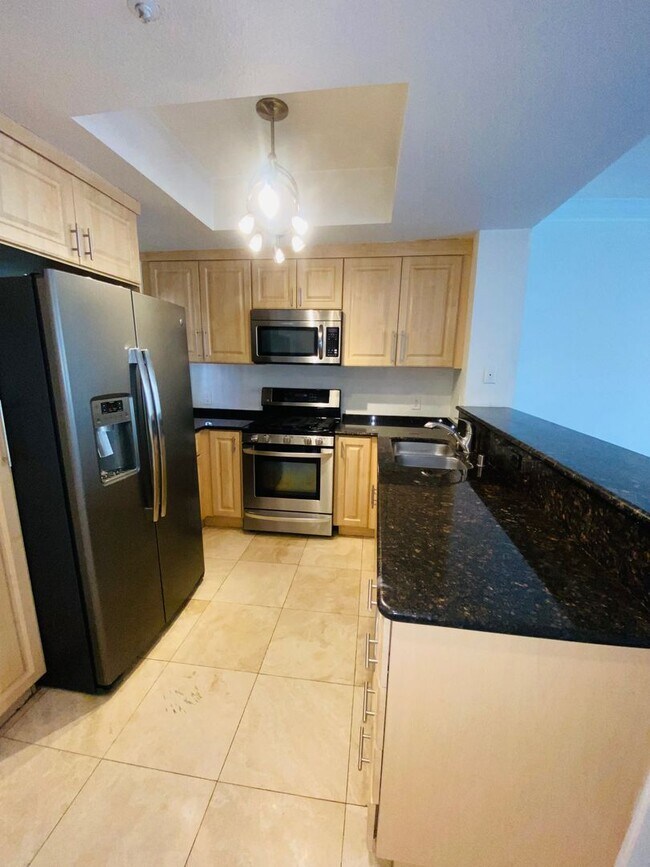 Building Photo - Beautiful, unfurnished luxury condo at the...