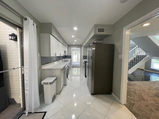 Building Photo - 15901 Archwood Ln