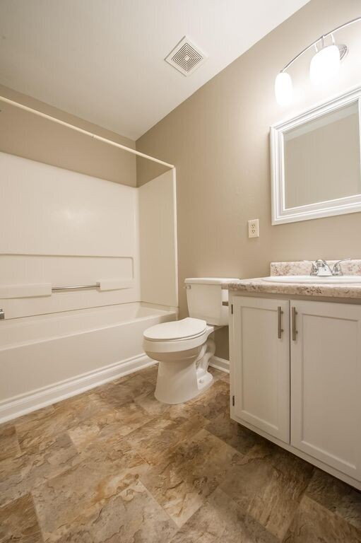 Building Photo - 4 BR 3 BA Town House! AVAILABLE AUGUST!