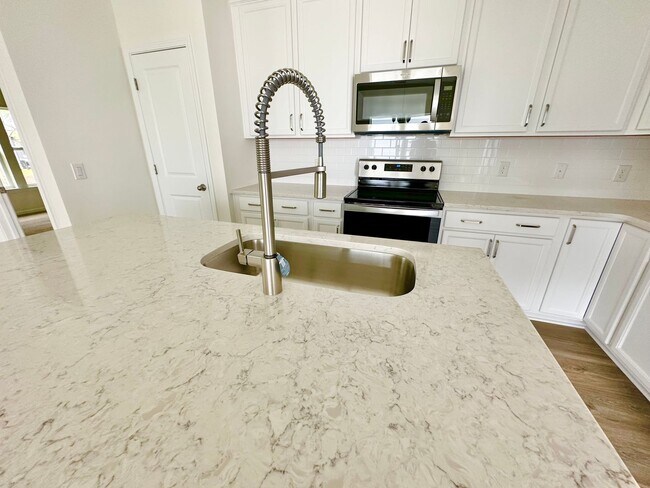 Building Photo - Townhouse with amenity packed neighborhood...