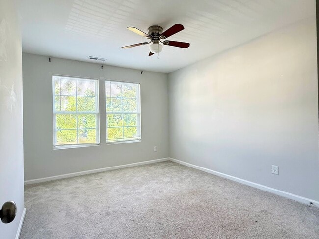 Building Photo - 3 Bedroom One Garage Townhome for Rent