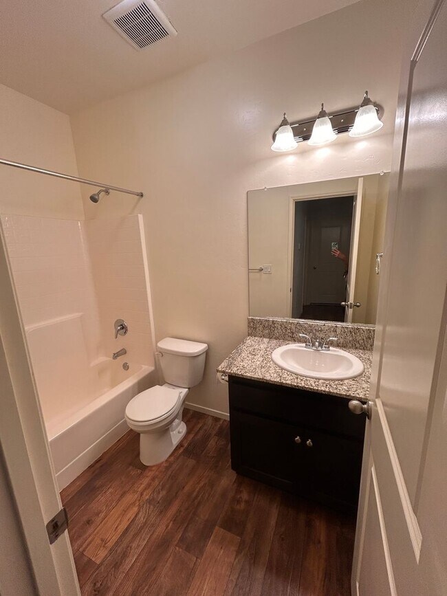 Building Photo - Don't miss this out 3 bedroom 2 bath with solar in Hanford!