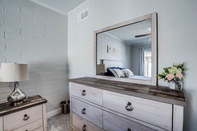 Building Photo - Prime Location - 2-bedroom, 1.5-bath townhome in Central Scottsdale!