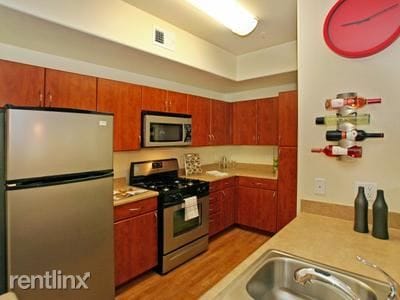 Building Photo - 2088 E Lakeshore Dr