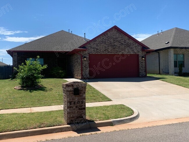 Primary Photo - Great 3 bed 2 Bath on the West side.
