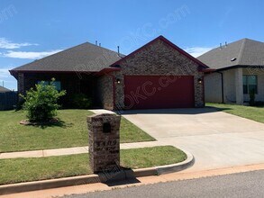 Building Photo - Great 3 bed 2 Bath on the West side.